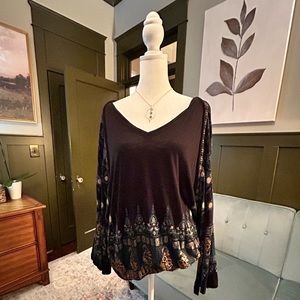 FREE PEOPLE M BLACK PATTERNED V NECK TOP